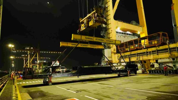 Terminal Peti Kemas Surabaya Jadi Gerbang Ekspor, INKA Kirim Lokomotif ke Australia.