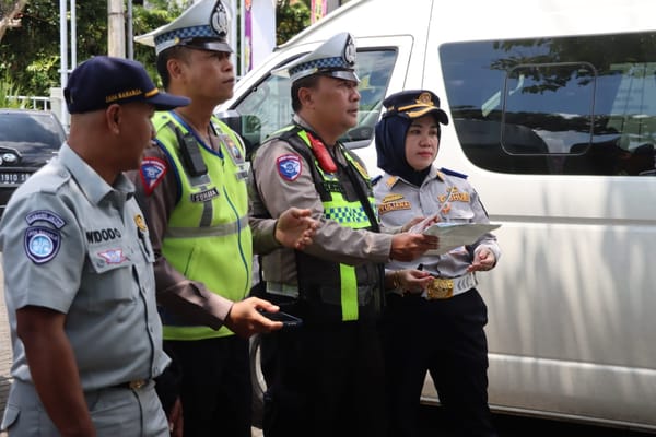 Hadapi Ledakan Wisata Nataru, Satlantas Polres Batu Sisir Kelaikan Bus di Jatim Park 1
