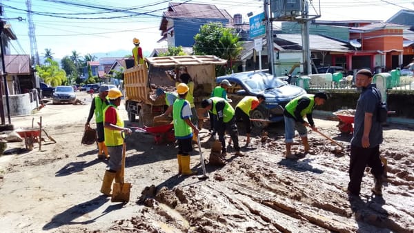 Pulihkan Kota, PUPR Padang Kerahkan Alat Berat dan Ratusan Petugas Manual di Titik Bencana