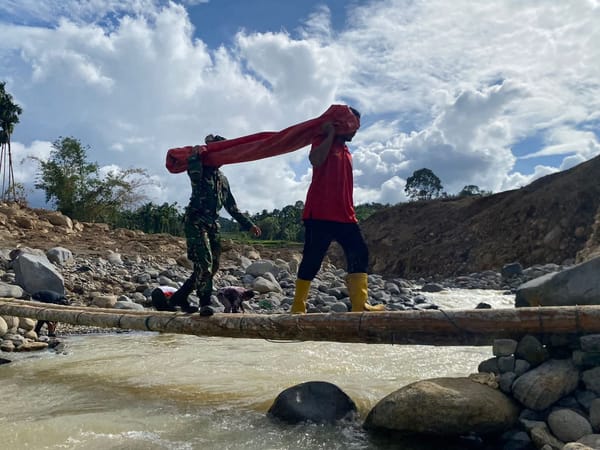 Tagana Payakumbuh Tempuh Medan Berat Antarkan Bantuan ke Warga Terisolir di Subarang Aia Palembayan, Kabupaten Agam