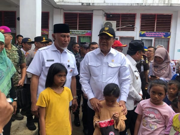 Menko Polhukam Serahkan Bantuan Rp309 Juta bagi Korban Banjir dan Longsor di Padang