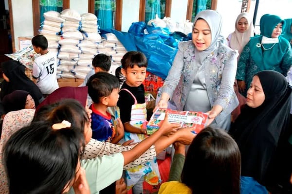 Senangnya Anak-Anak di Posko Bencana Guo, Dapat Mainan dari Istri Wali Kota Padang
