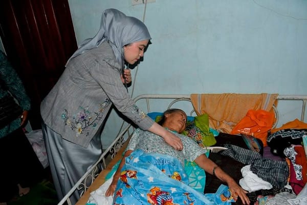 Di Posko Bencana, Istri Wali Kota Padang, Ny. Dian Puspita Fadly Amran Periksa Kesehatan Jantung Lansia
