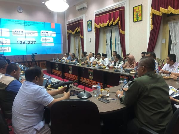 Gubernur Mahyeldi Pimpin Rapat Penanganan Banjir: Tekankan Validasi Data dan Percepatan Pemulihan