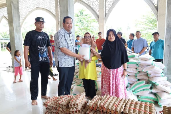 Wali Kota Pariaman Yota Balad Serahkan Bantuan Sembako Bagi Warga Terdampak Banjir