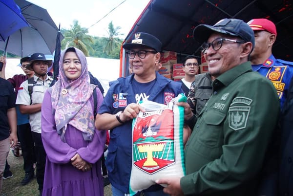Terima Bantuan Dari Pemko Bukittinggi, Bupati Eka Putra Sebut Warga Tanah Datar Masih Membutuhkan Uluran Tangan Para Donatur