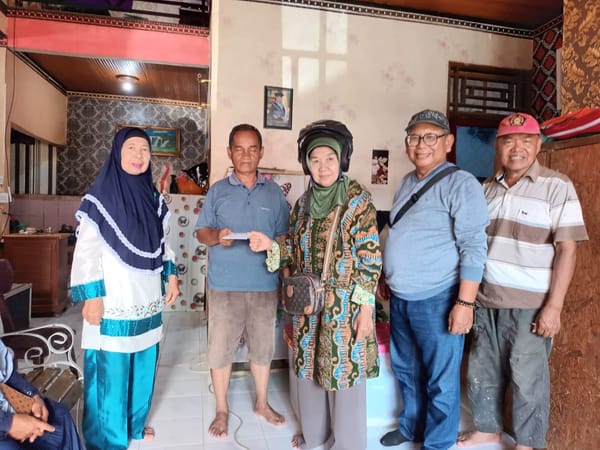 Pengda PP RRI Padang Bagikan Bantuan Bagi Anggota yang Terdampak Bencana Banjir Padang