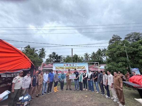 Wako Sawahlunto Riyanda Serahkan Bantuan Senilai Rp. 78 Juta Untuk Korban Bencana Alam Di Tanah Datar