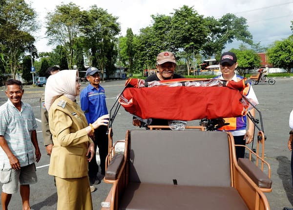Presiden Prabowo Memberi Bantuan Becak Listrik Bagi Tukang Becak Lansia di Lumajang