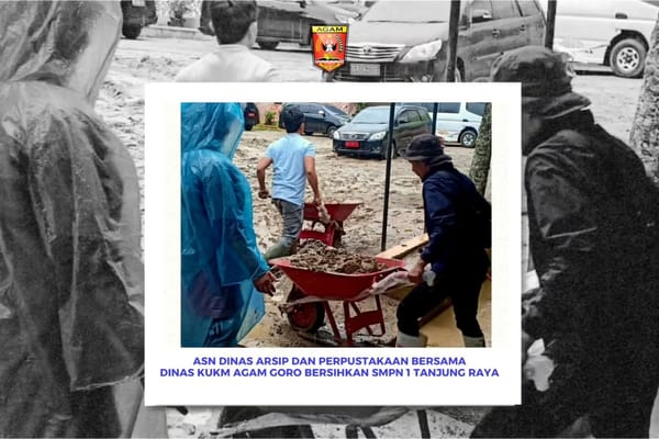 ASN Dinas Arsip dan Perpustakaan Bersama Dinas KUKM Agam Goro Bersihkan SMPN 1 Tanjung Raya