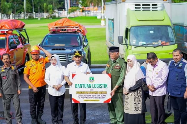 Pemprov Banten Serahkan Bantuan Rp1 Miliar untuk Sumbar, Gubernur Andra Soni Datang Langsung ke Padang