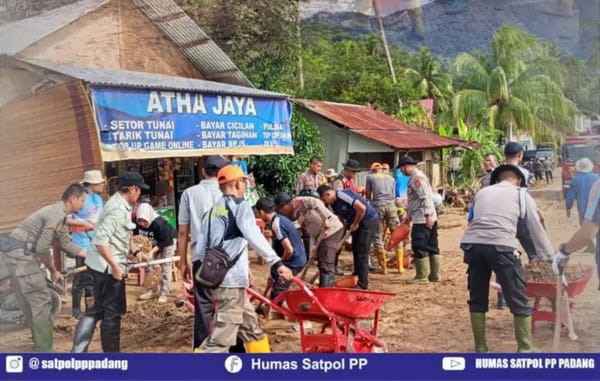 Pemko Padang Gerak Cepat Pulihkan Jembatan Guo: Satpol PP Berdiri di Garis Terdepan Pasca Banjir