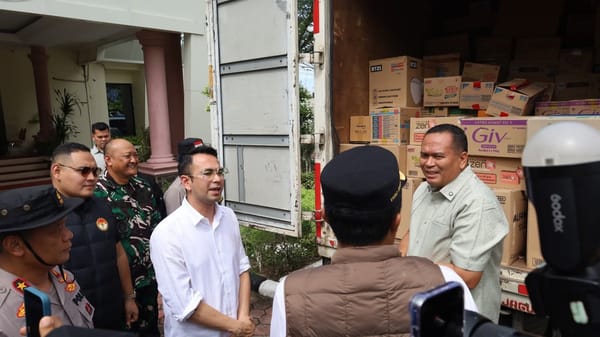 Walikota Pariaman Yota Balad Terima Bantuan Dari Utusan Khusus Presiden Raffi Ahmad