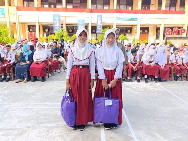 Siswa Sekolah dan Guru Terdampak Banjir Dapat Bantuan dari Pemko Padang