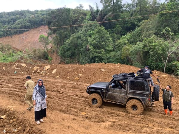 Meski Akses Sulit, Bupati Yulianto Antar Langsung Bantuan ke Warga Sinuruik