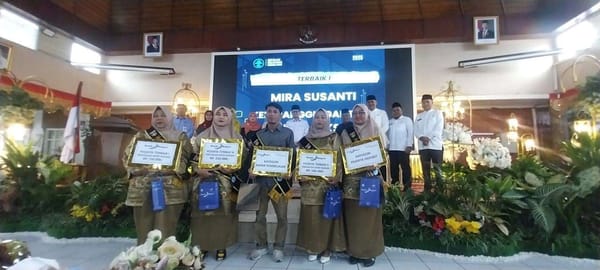 Wisuda Sekolah Keluarga 2025, Bukittinggi Cetak Keluarga Tangguh