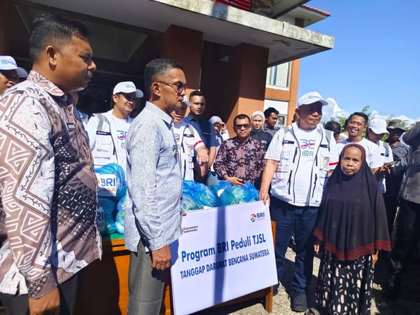 Wakil Menteri UMKM Helvi Moraza Salurkan Ribuan Paket Sembako untuk Warga Sasak