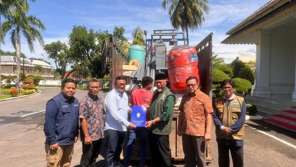 Gubernur Mahyeldi Terima Bantuan Mesin Penjernih Air dari UNDIP untuk Warga Terdampak Bencana