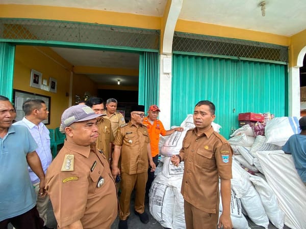 Selain Menyalurkan Bantuan, Bupati Yulianto Pastikan Akses Longsor Transmigrasi Aek Nabirong Dapat Dilewati