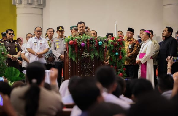 Gubernur Ahmad Luthfi Menyapa Jemaat Misa Natal di Gereja Katedral Kota Semarang