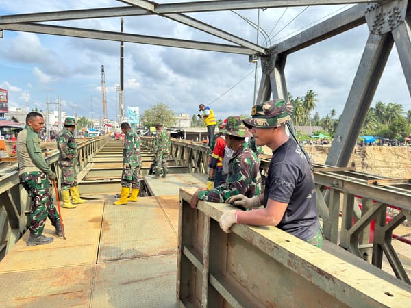 Prajurit TNI dan Kementerian PU Pacu Pembangunan Jembatan Bailey Kuta Blang