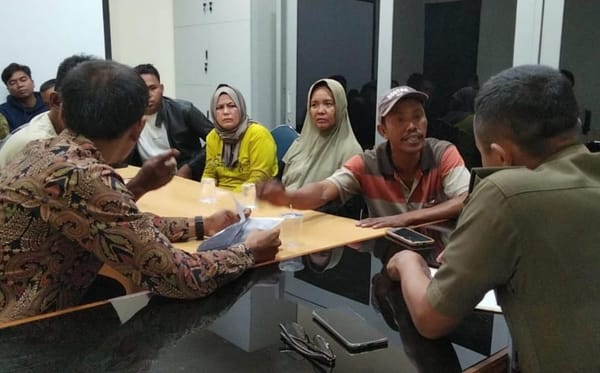 Warga  Jalan Akses UI Menuntut Kejelasan Penggusuran yang Dilakukan Satpol-PP Depok