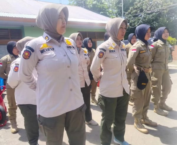 Saling Menguatkan Dalam Tugas dan Ibadah, Praja Wanita Pol PP Ambil Alih Tugas Saat Shalat Jum'at