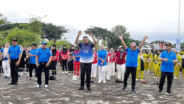 Ribuan Warga Padang Ikuti Senam Massal Gebyar KORMI