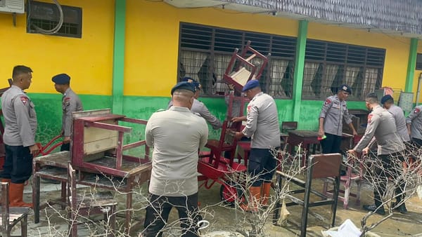 Brimob Polda  Sumut  Bantu Pembersihan Pasca Bencana  Banjir  Di SMPN  1 Tanjung Pura