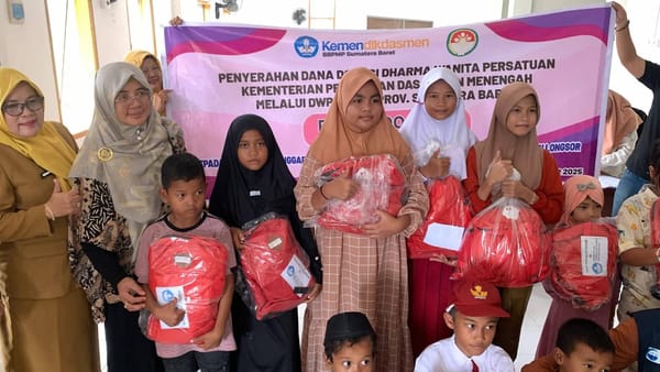 Sekolah Hanyut Disapu Banjir, Murid SDN 49 Batang Kabung Terima Bantuan School Kit Dari DWP Kemendikdasmen Sumbar