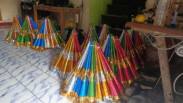 Tetap Bertahan, Ditengah Sepinya Pesanan Terompet Tahun Baru