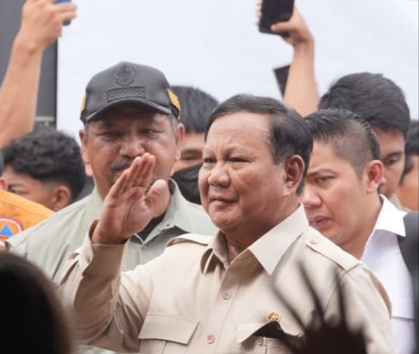 Menteri Dody Dampingi Presiden Prabowo Tinjau Posko Pengungsi Banjir Langkat