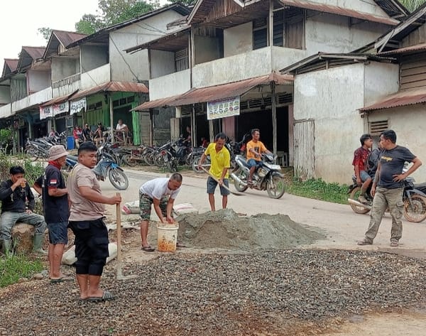 Gotong Royong Sambut Nataru, Jalan Berlubang di Pasar Darit Ditambal Swadaya