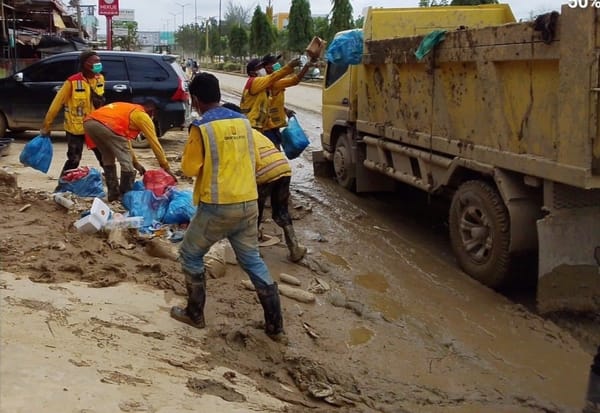 Warga Aceh Tamiang Dilibatkan Dalam Bersihkan Jalan Lewat Padat Karya