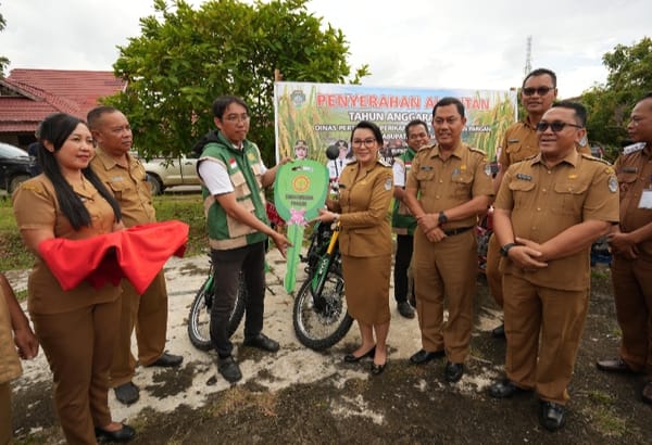 Bupati Landak Karolin Serahkan Bantuan Alsintan