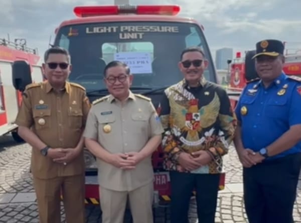 Pemprov DKI Jakarta Bantu Satu Unit Mobil Pemadam Kebakaran  Pemkot Ambon
