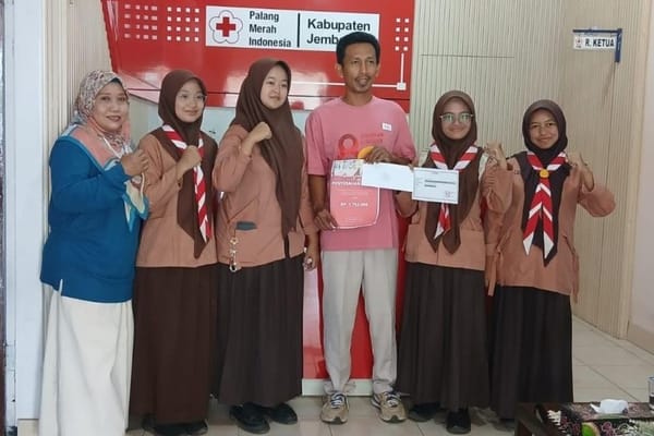 PMR SMAN 5 Jember Salurkan Donasi untuk Sumatera dan Aceh