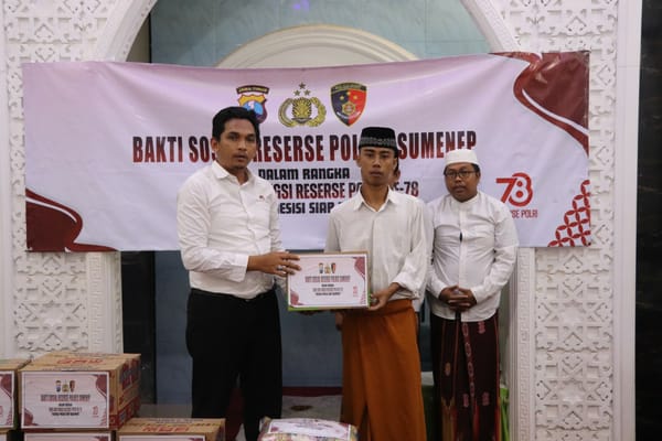 KBO Satreskrim Polres Sumenep Ipda Roni Agoes Arbiyono, SH Saat memberikan Bantuan Sosial di Masjid Jenderal Sudirman