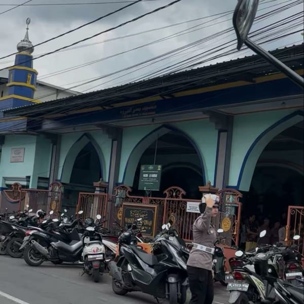 Polwan Polres Sumenep PAM dan Gatur Lalin Jumat