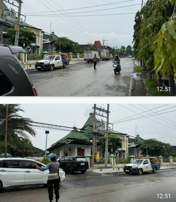 Polwan Polres Sumenep Amankan dan Atur Lalin Sholat Jum'at