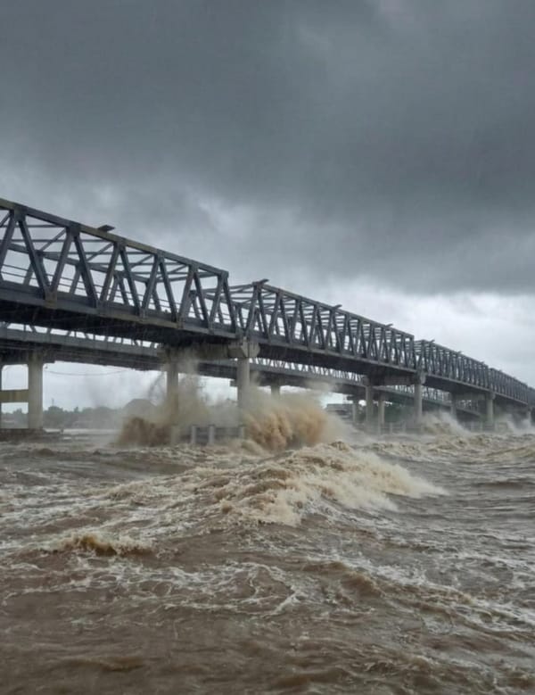 Banjir Rob Rendam Pontianak, Aktivitas Warga Terganggu hingga Jalan Antar Kabupaten Terputus