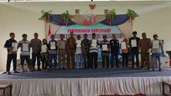 Warga Lumajang Terima 596 Sertifikat Redistribusi Tanah