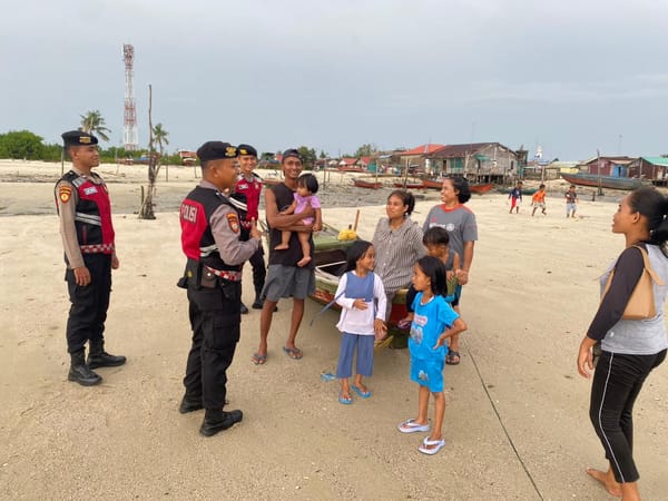 Antisipasi Cuaca Ekstrim, Satsamapta Polres Karimun Sambangi Warga Pesisir