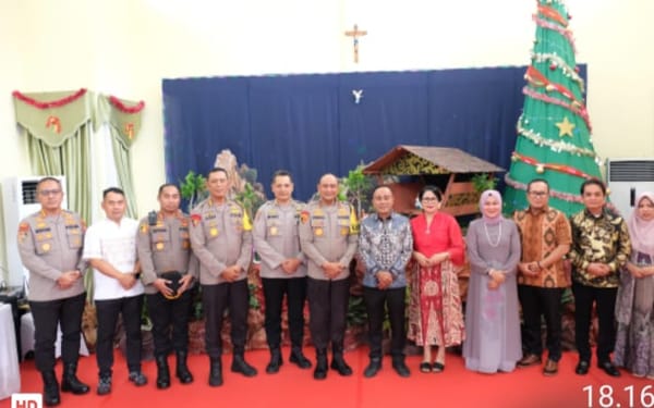 Kapolda Kalbar Rangkul Pemerintah dan Tokoh Adat Dayak di Momen Natal