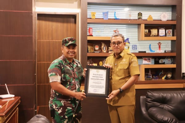 Dan Dim Jeneponto, Serahkan Piagam Penghargaan Danrem, Kepada Bupati Paris Yasir