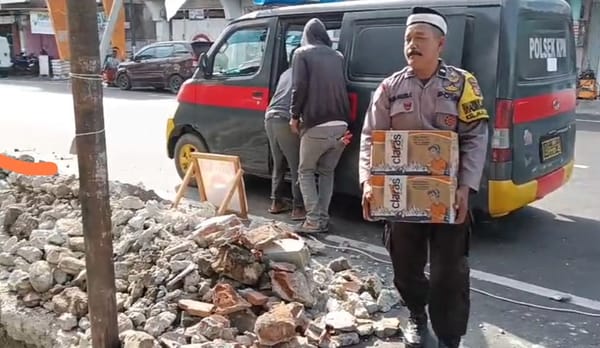 Kapolsek Kawasan Pelabuhan Nusantara KPN Polres Pare-Pare tunjukkan kepedulian kepada warga berduka.