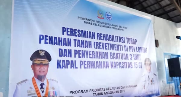 Serahkan 2 Unit Kapal  ke Kelompok Nelayan, Gubernur Sulsel Resmikan Rehabilitasi PPI Lonrae Bone