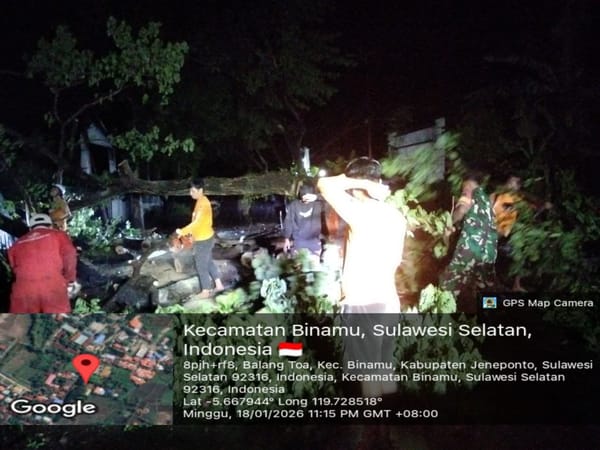Aksi Heroik Tengah Malam,Babinsa Koramil 1425/01 Binamu dan Warga Buka Akses Jalan Usai Pohon Tunjang Diterjang Badai