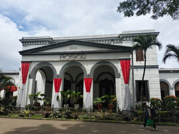 Tepat Waktu di Atas Rel, Tertahan di Peron Cerita Penumpang KRL di Awal Tahun