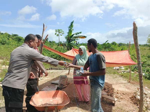 Jumat Berkah Bagikan Kotak Makanan untuk Pekerja Batu